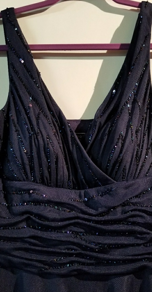 Fit and skim sequin dress. - Picture 3 of 4